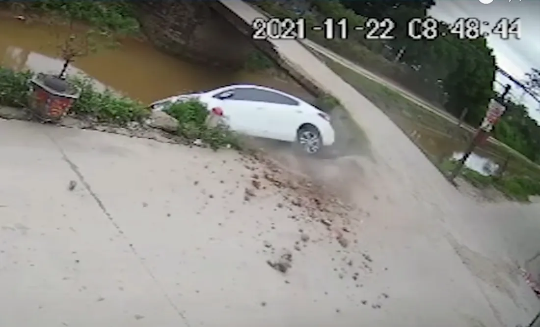 Une voiture tombe dans une rivière